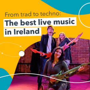 Grupo de personas disfrutando en un escenario con guitarras inflables durante un show, representando la diversión y el ambiente de los mejores pubs en Irlanda para música en vivo